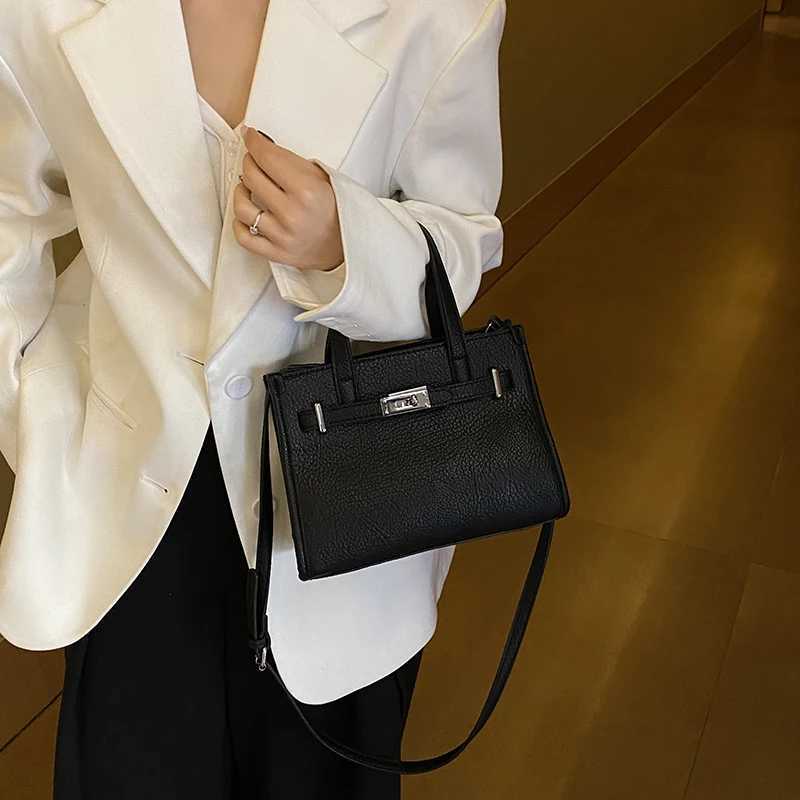 Classic Vintage Leather Crossbody Bag For Women Stylish Large Capacity Tote Luxury Designer Commuter HandbagW251112