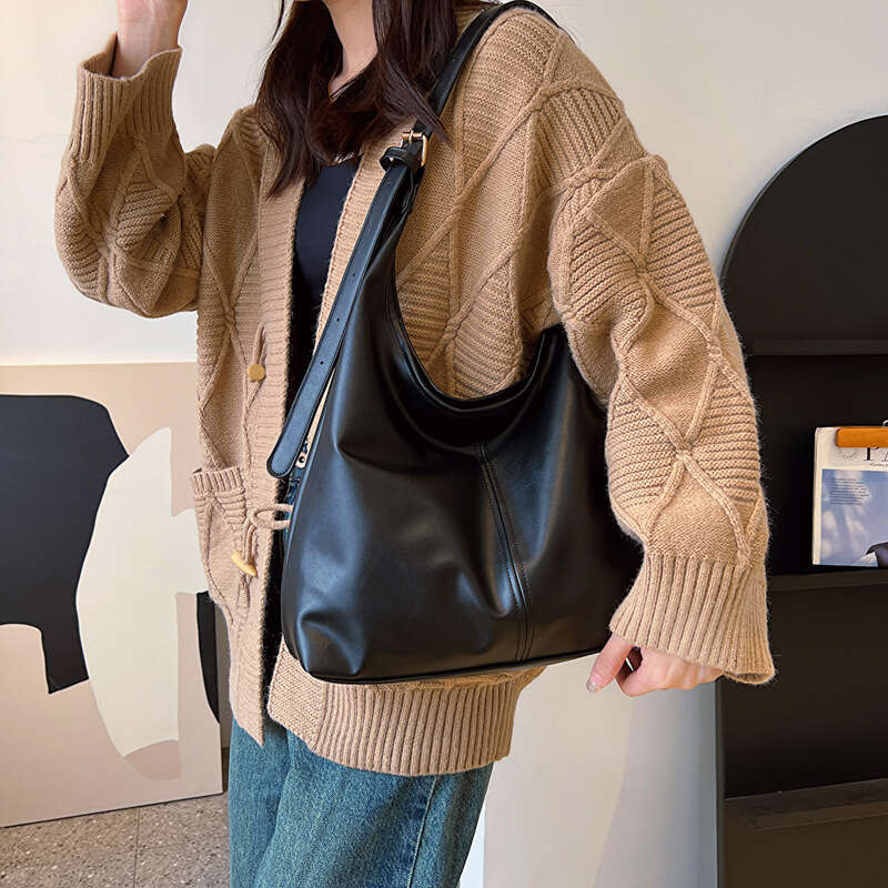 Large capacity commuting for women's new winter popular single shoulder underarm bag, high-end texture tote bag