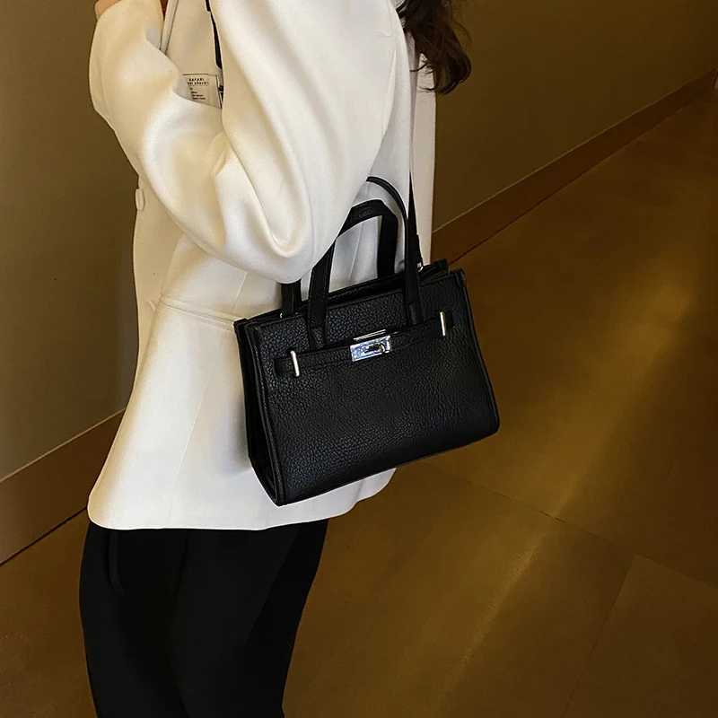 Classic Vintage Leather Crossbody Bag For Women Stylish Large Capacity Tote Luxury Designer Commuter HandbagW251112