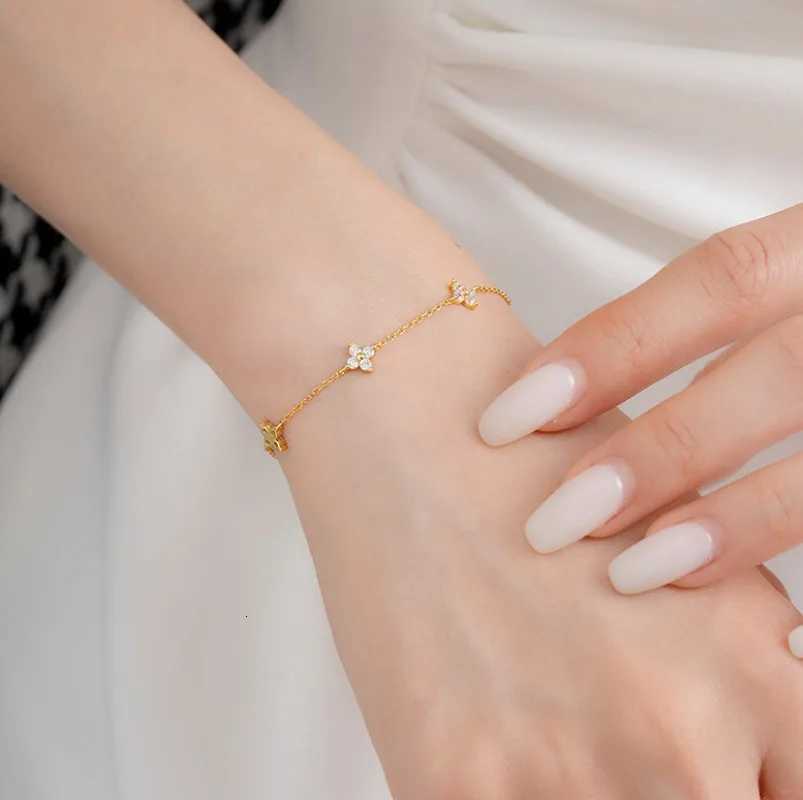 Luxury 925 Silver Plated Cubic Zirconia Four Leaf Clover Bracelet for Women Adjustable Chain Jewelry 18k Gold Plated Fashion Accessory Y251112