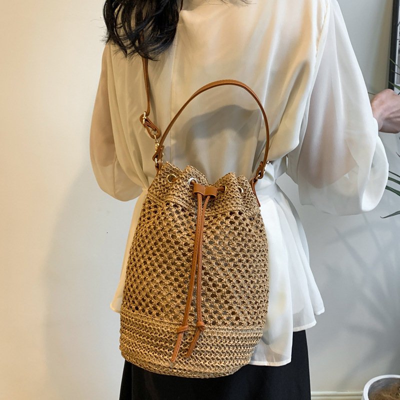 2025S Designer Women S Bag Weaving For Women New Fashion Bucket Summer Niche Versatile Grass Woven Bag Beach Shoulder Crossbody Bag