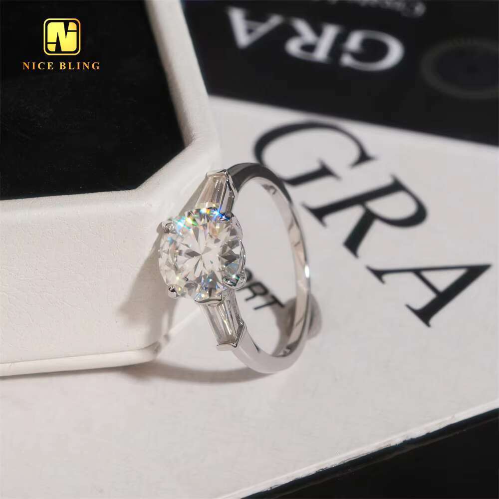 Trendy Jewelry Iced Out Diamond Wedding Rings Women 925 Silver 9mm Round Brilliant Cut Moissanite Engagement Ring for Women