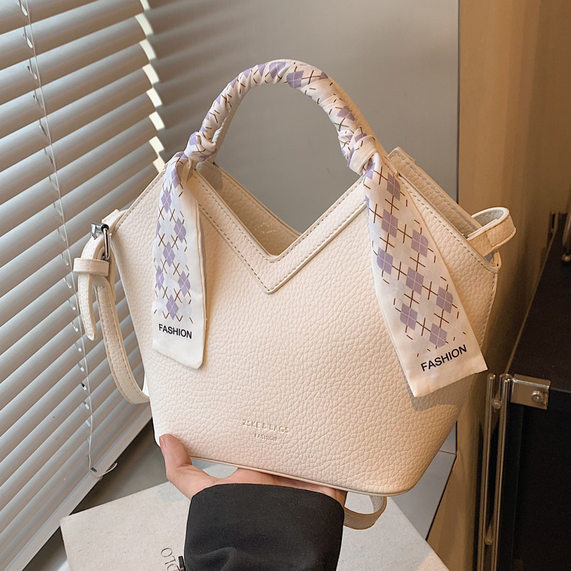 2025S Designer Women S Bag This Year S Popular Crossbody For Women Summer New Fashionable Texture Single Shoulder Niche Minimalist Tote Bucket Bag