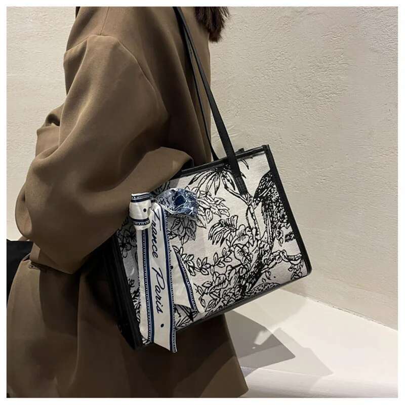 2025 Spring Summer Large Capacity Women's Fashion Versatile One Shoulder Underarm French Commuter Tote Bag