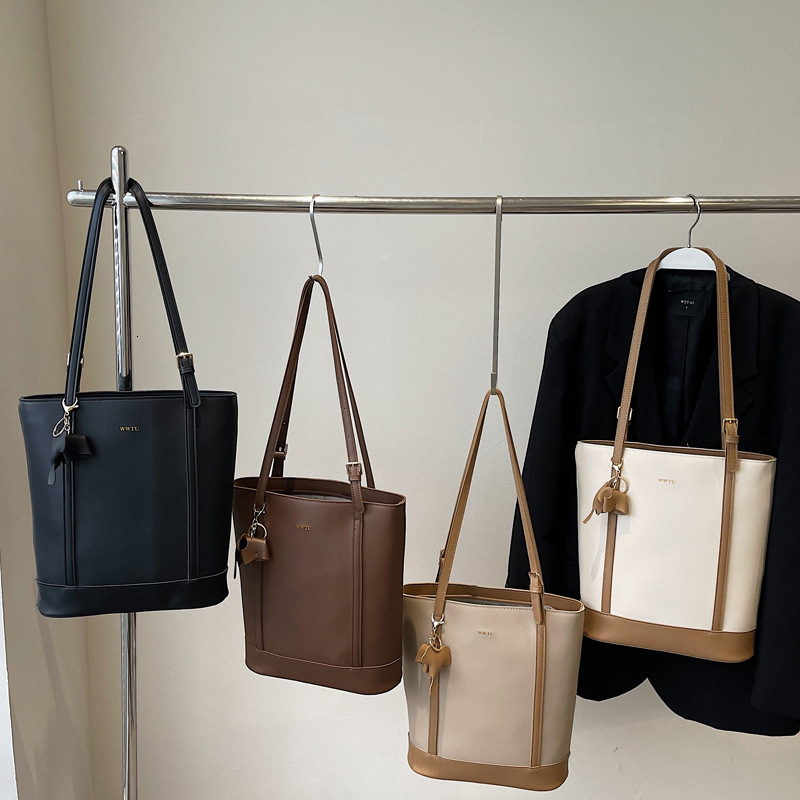 2025S Designer Women S Bag Water Bucket New Style Simple Contrasting Color Fashionable Women S Commuting High End Sense Large Capacity Shoulder Bag Fo