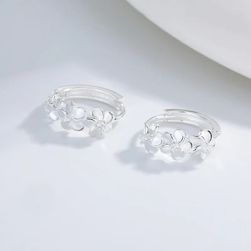 KNB white zircon sweet and cute flower earrings suitable for womens parties real 925 sterling silver personalized high-quality jewelry 250409