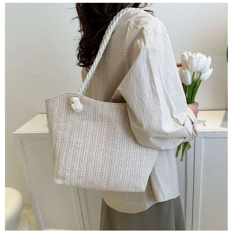 Handheld straw women's new summer woven shoulder bag, simple water bucket, casual large capacity tote bag