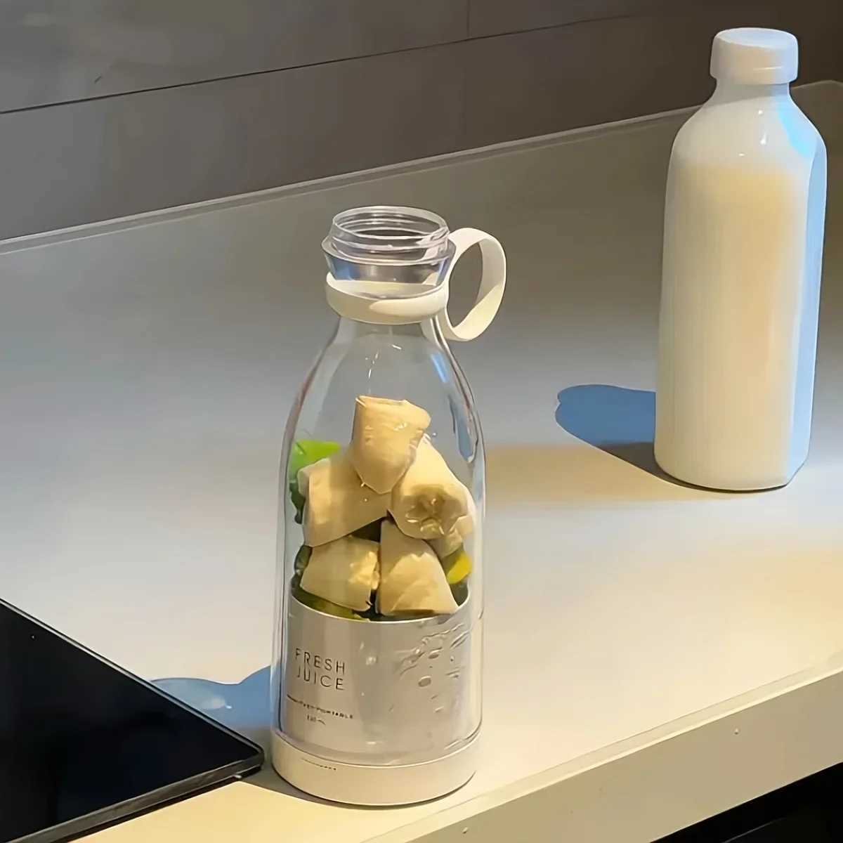 Magnetic charging multifunctional juicer Wireless portable ultra-flexible small juicer cup C251113