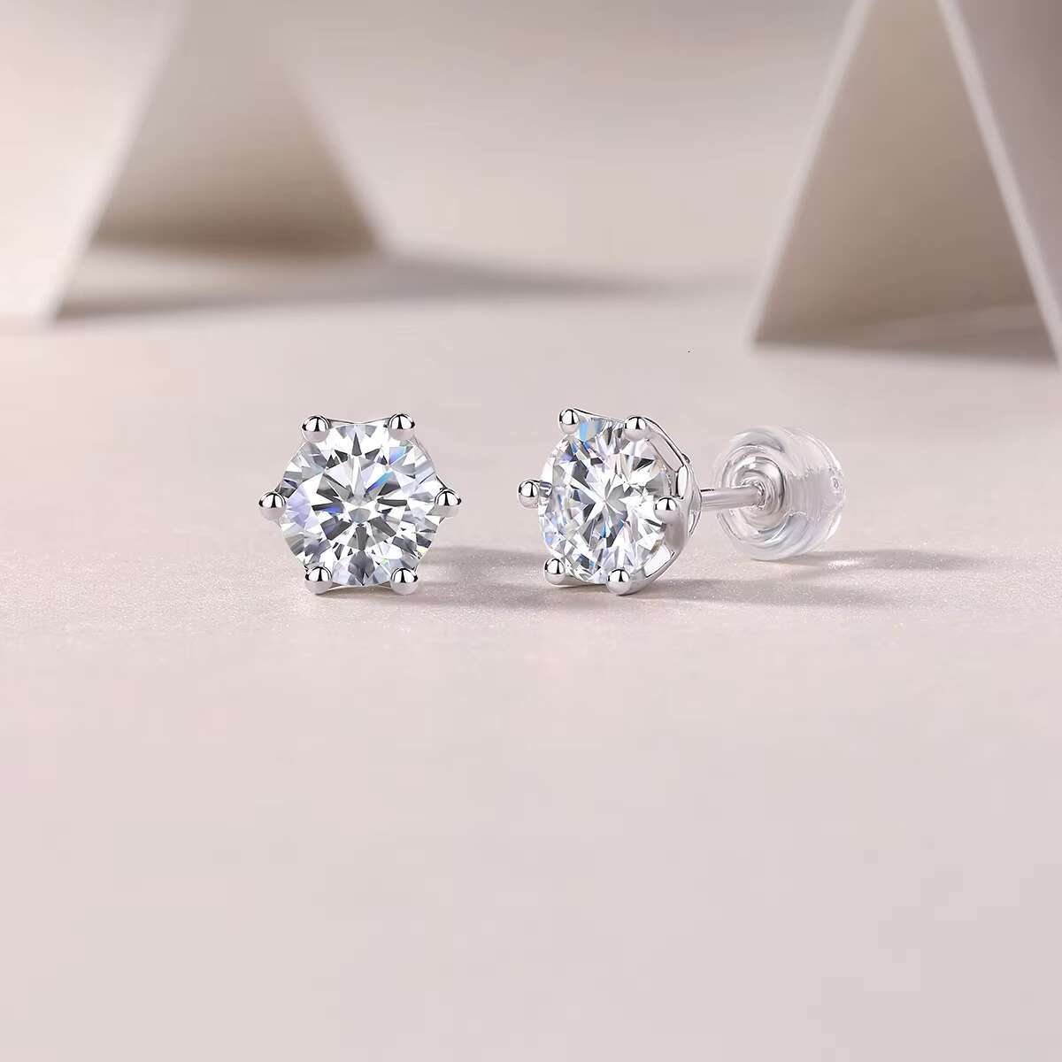 Six Claw Moissanite Diamond Earrings 925 Sterling Silver Stud Earrings Elegant and Durable