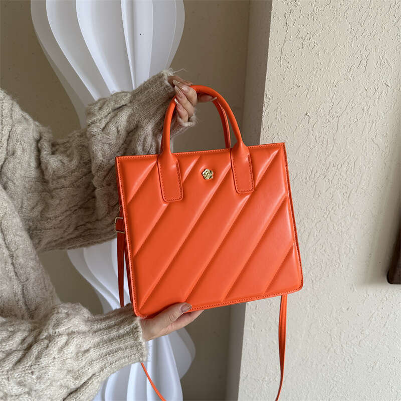 Fashionable high-end shoulder solid color niche handbag, commuting and outdoor crossbody bag, large capacity