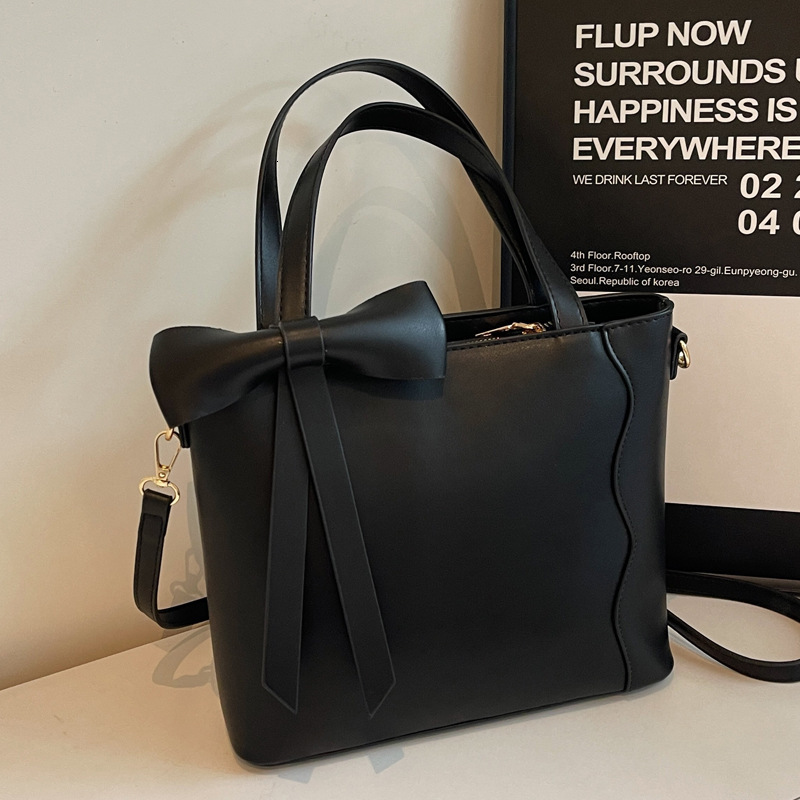 2025S Designer Women S Bag Handheld Commuter Summer Korean Edition Fashion Trend Shoulder High End Small And Simple Tote Women S Bag