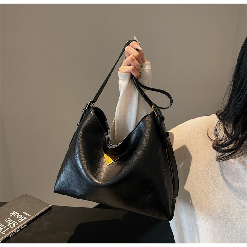 Designer free shipping designer women 2025 new high end commuting fashionable versatile crossbody single shoulder armpit bag for daily outfit