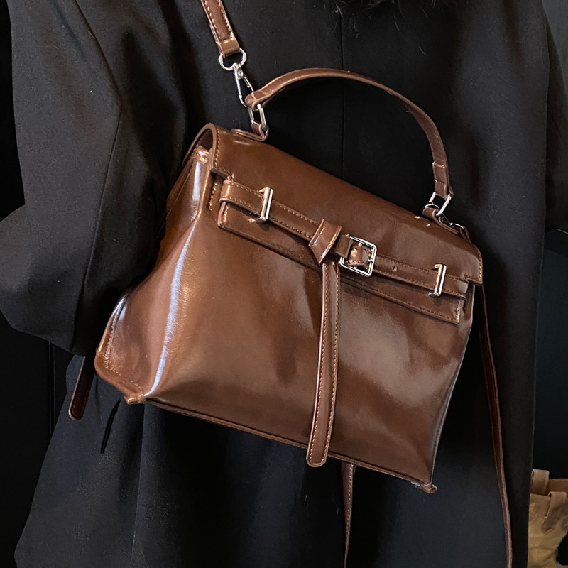 2025S Designer Women S Bag Luxury Crossbody New Trendy Single Shoulder Backpack Versatile Large Capacity Western Style Handheld Women S Bag