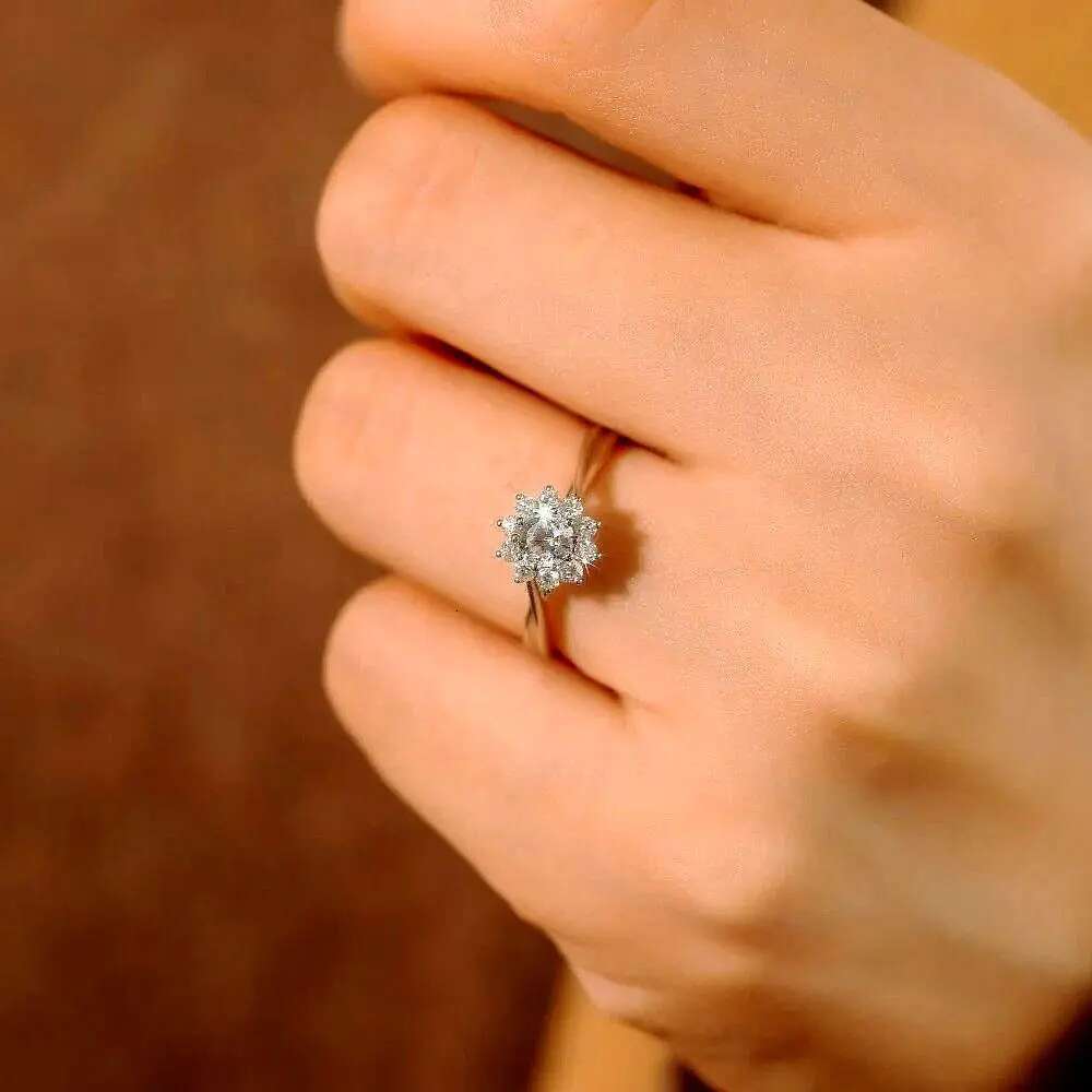 Platinum PT950 Classic Six Claw 50c Moissanite Diamond D Color Sunflower Moissanite Ring