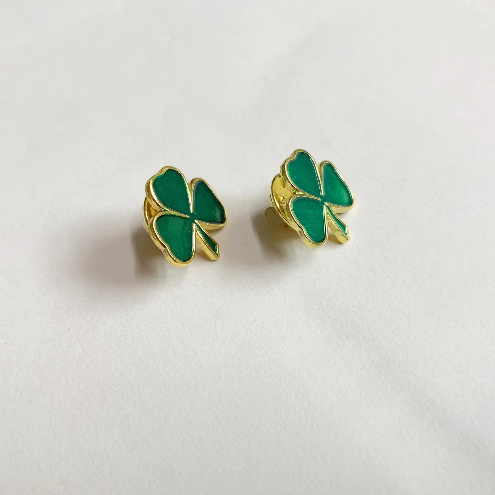 100 pieces/batch of St. Patricks Day Three Leaf Collar Battery Brooch Patricks Day favors Three Leaf Pins Gift Irish holiday gifts 250409