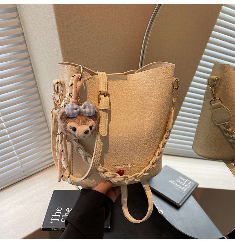 Small niche women's 2025 spring new high-end texture versatile crossbody bag, hand-held bucket bag