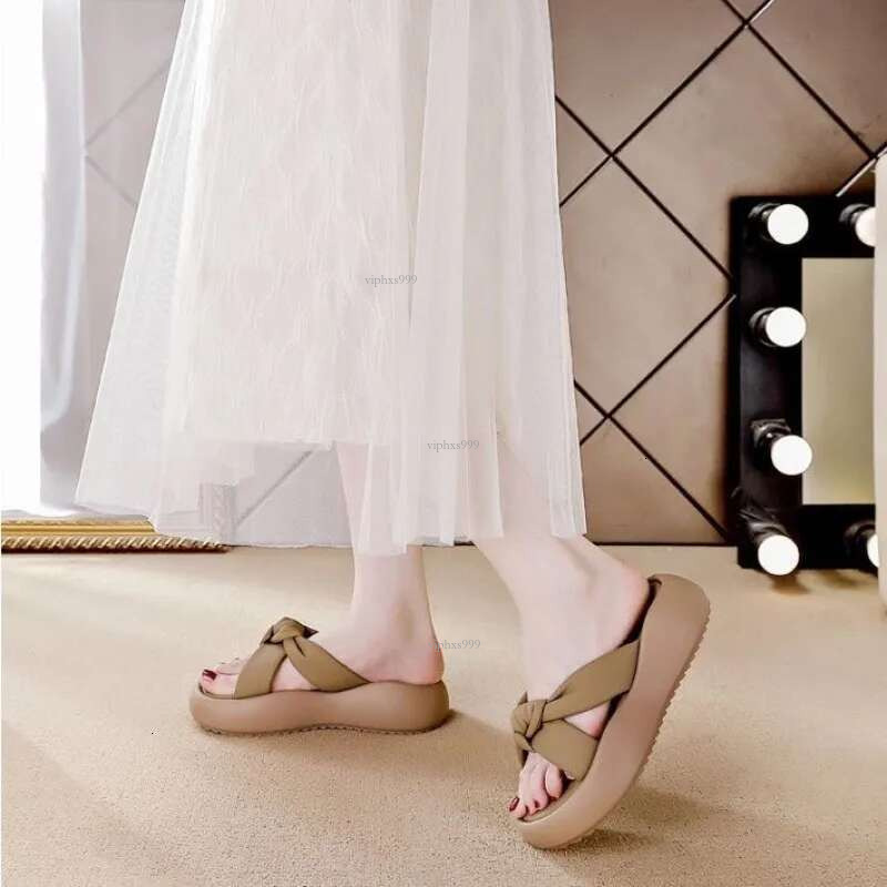 2025 New Women's Designer Shoes Outdoor Leisure Beach Sports Italian Pick-up Slippers For Women Summer Soft Soles