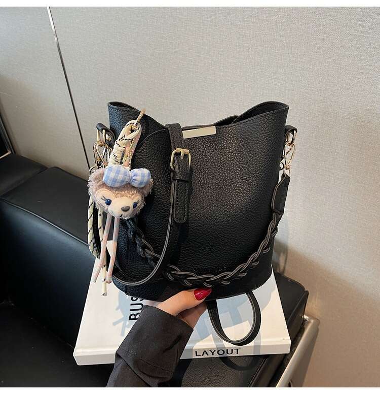 Small niche women's 2025 spring new high-end texture versatile crossbody bag, hand-held bucket bag