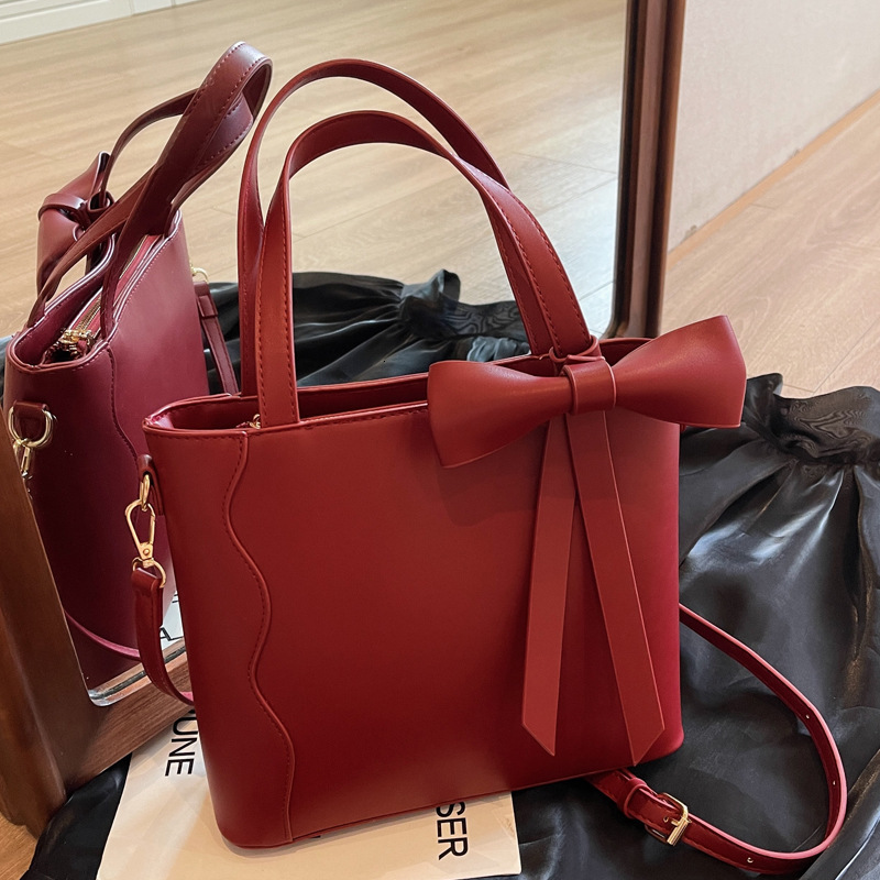 2025S Designer Women S Bag Handheld Commuter Summer Korean Edition Fashion Trend Shoulder High End Small And Simple Tote Women S Bag