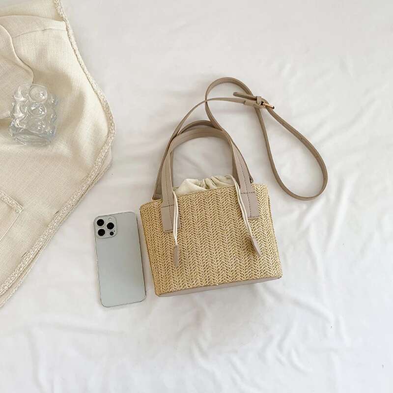 Handmade Beach Bag Knit Travel Straw Woven Beach Bag Wrist Pack Women Handle Female Bucket Tote Bags Rattan Ladies Purses Handbag Kq1