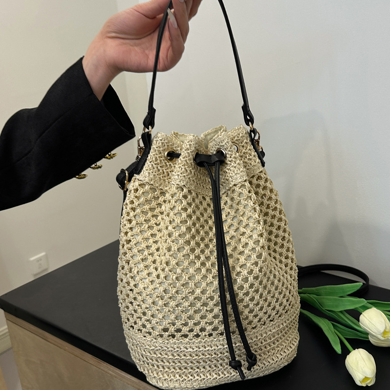 2025S Designer Women S Bag Weaving For Women New Fashion Bucket Summer Niche Versatile Grass Woven Bag Beach Shoulder Crossbody Bag