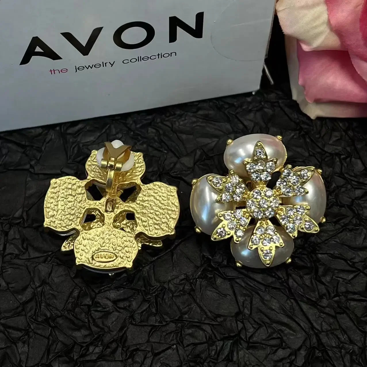 Four petal flower French style exquisite craftsmanship white pearl high-end ear clip earrings 250409