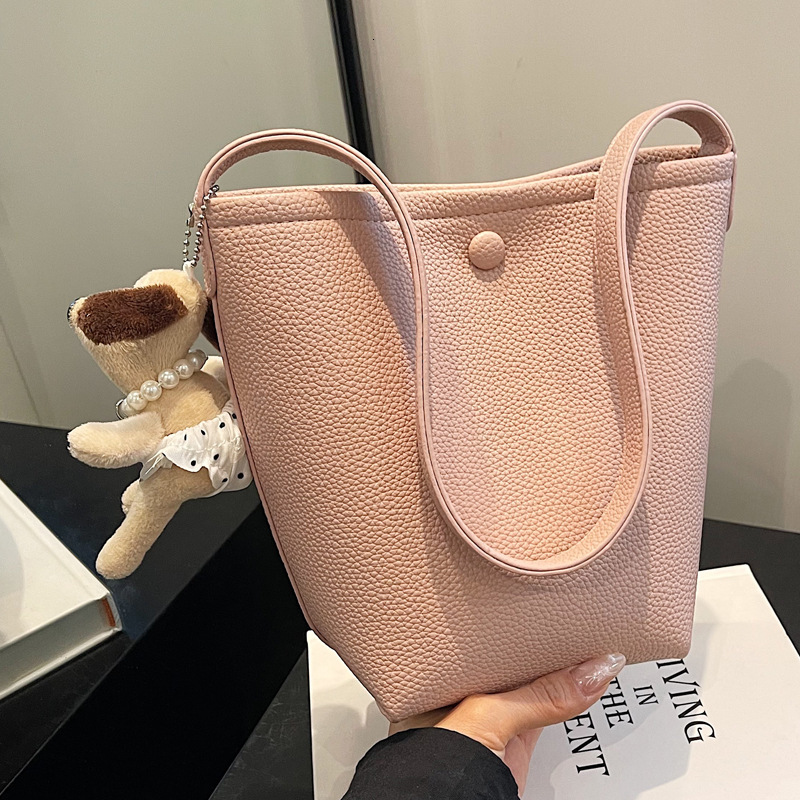 2025S Designer Women S Bag Hand Casual Bucket For Women New Korean Version Instagram Trendy Shoulder Solid Color Simple Travel Autumn Armpit Bag