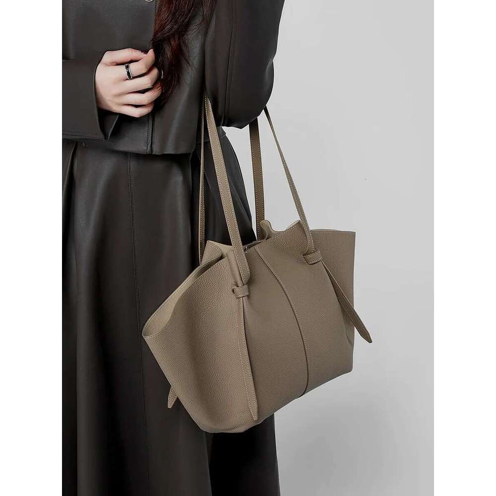 100% Genuine Leather Women Shoulder Cowhide Large Capacity Tote Women's Fashion Commuter Bat Bag Bag For Shopping