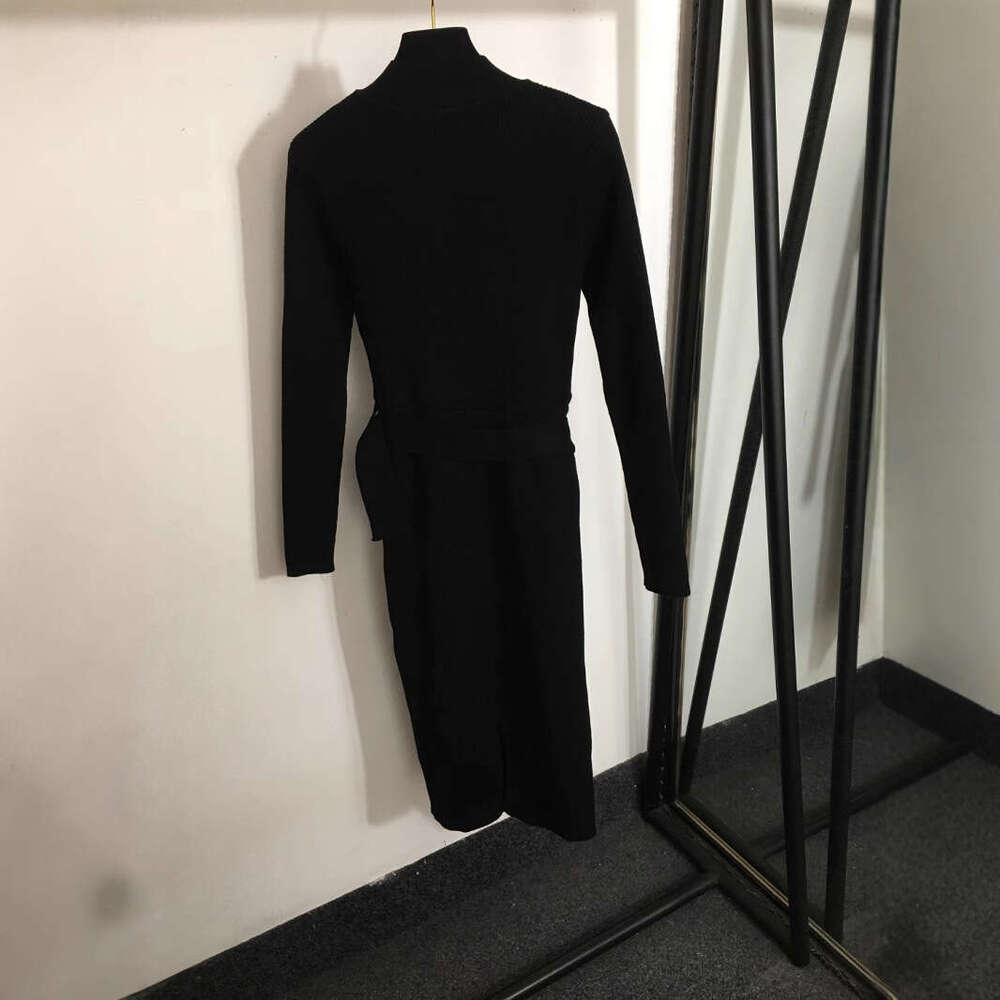 25 Spring New Nanyou High end Fashion Minimally Embroidered Belt, Waist Collection, Knitted Long sleeved Dress