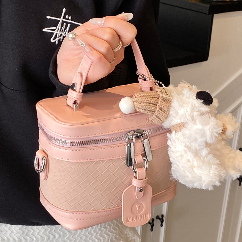 2025S Designer Women S Bag Solid Color Box New Woven Women S Stylish And Stylish Single Shoulder Bag High End Feel Hand Held Crossbody Bag