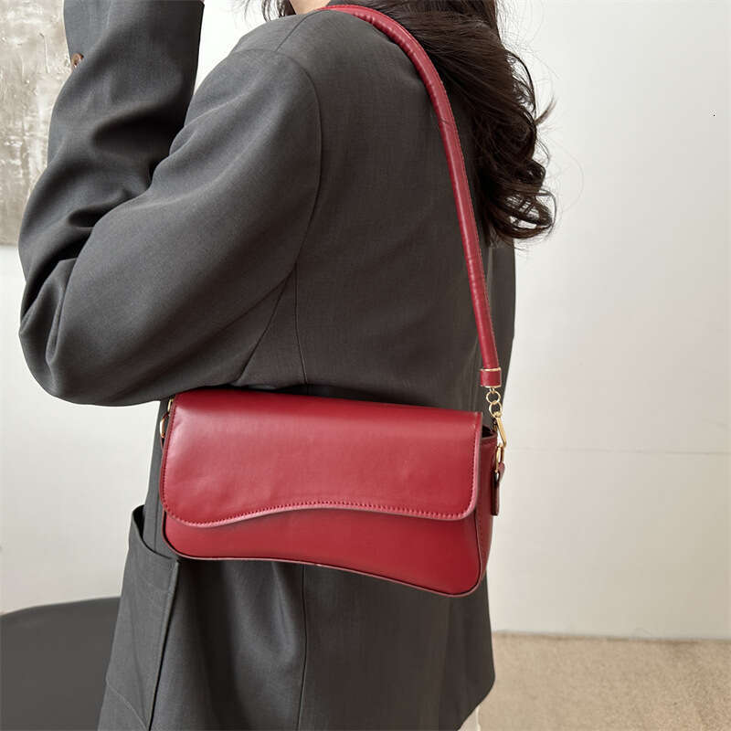 A niche single shoulder underarm for women, casual soft leather handbag, stylish and versatile crossbody bag