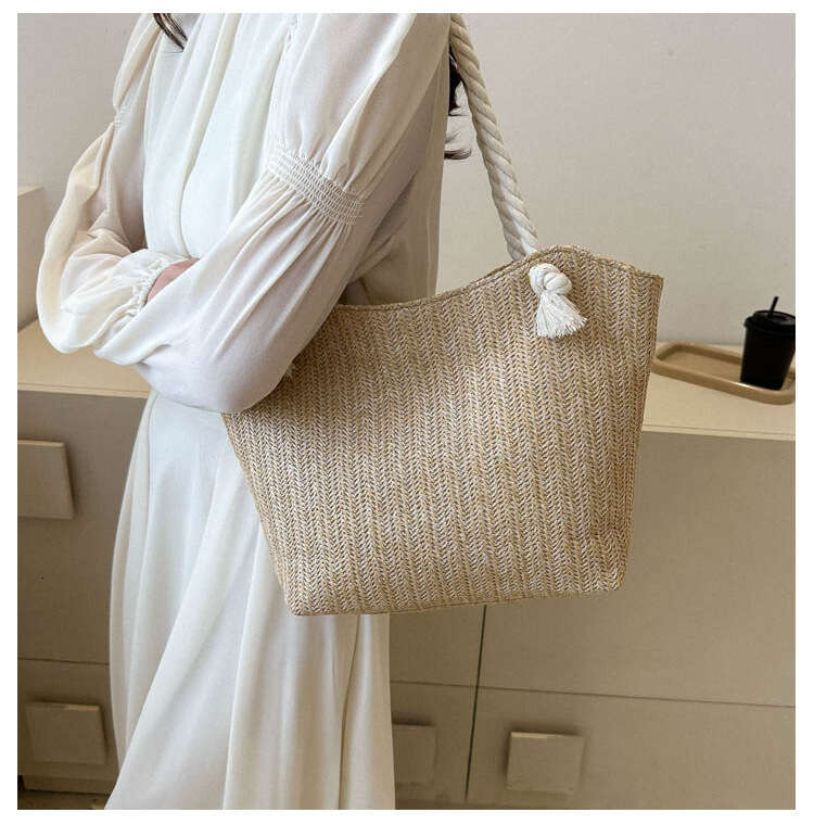 Handheld straw women's new summer woven shoulder bag, simple water bucket, casual large capacity tote bag
