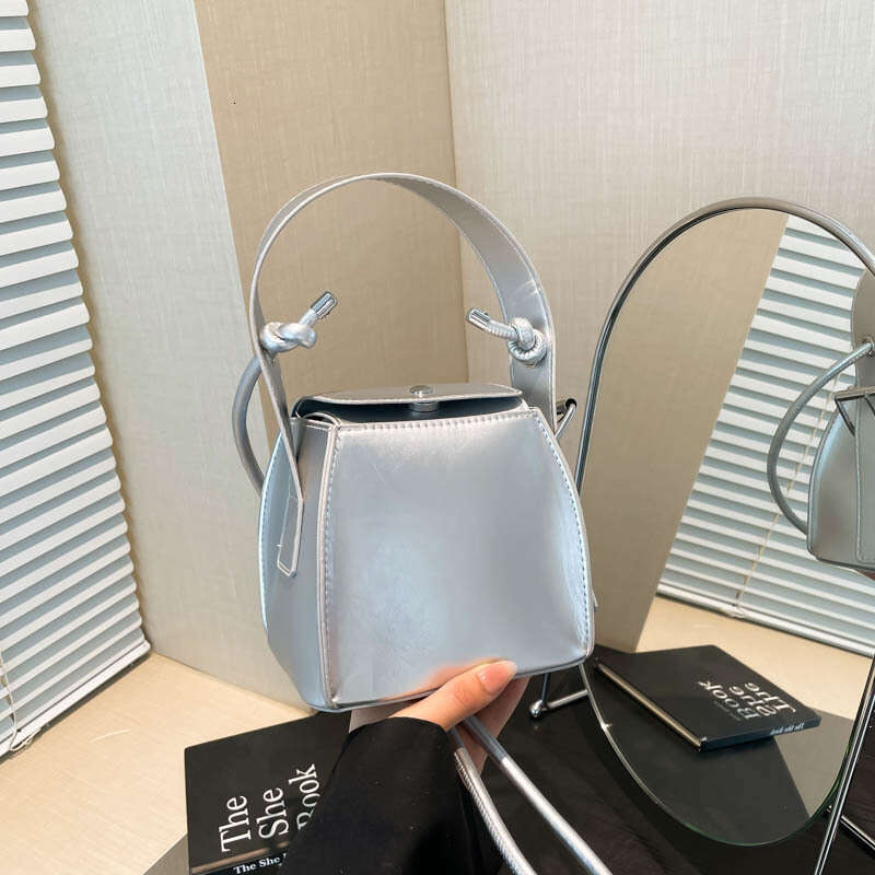 Personalized PU hand-held small square new trendy box fashionable shoulder bag, internet famous high-end crossbody bag