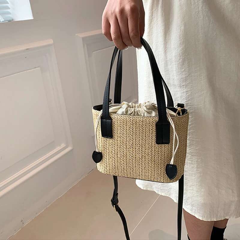 Handmade Beach Bag Knit Travel Straw Woven Beach Bag Wrist Pack Women Handle Female Bucket Tote Bags Rattan Ladies Purses Handbag Kq1