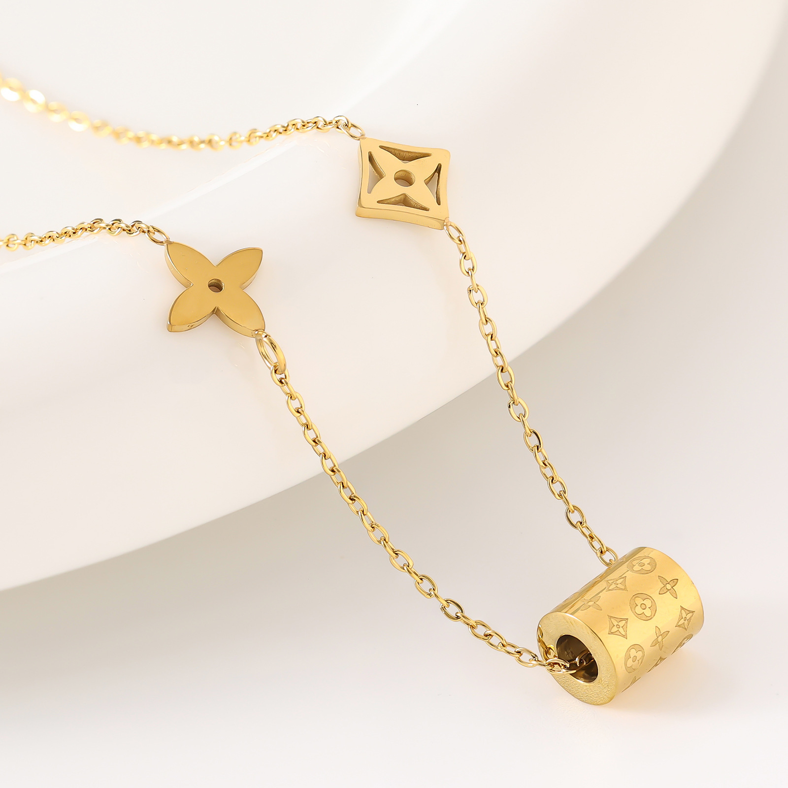 2025 New Luxury Designer Pendant Necklace Four-leaf Clover Petal Jewelry for Women