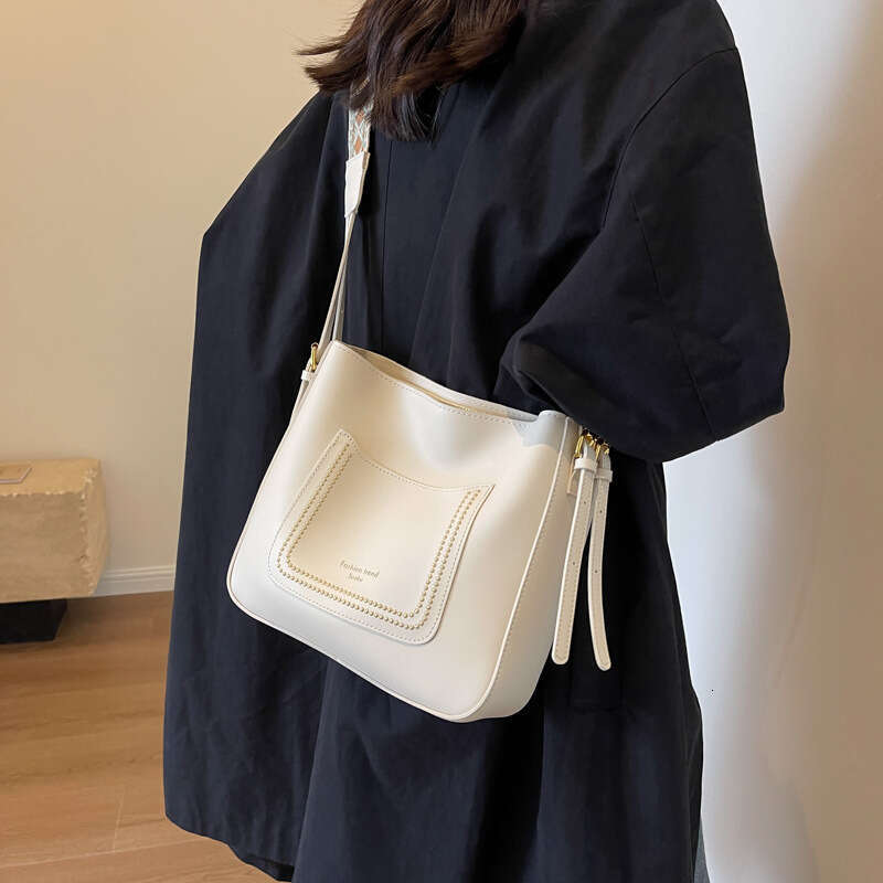 New and versatile tote with niche high-end texture, personalized temperament, large capacity bucket bag, trendy diagonal cross bag