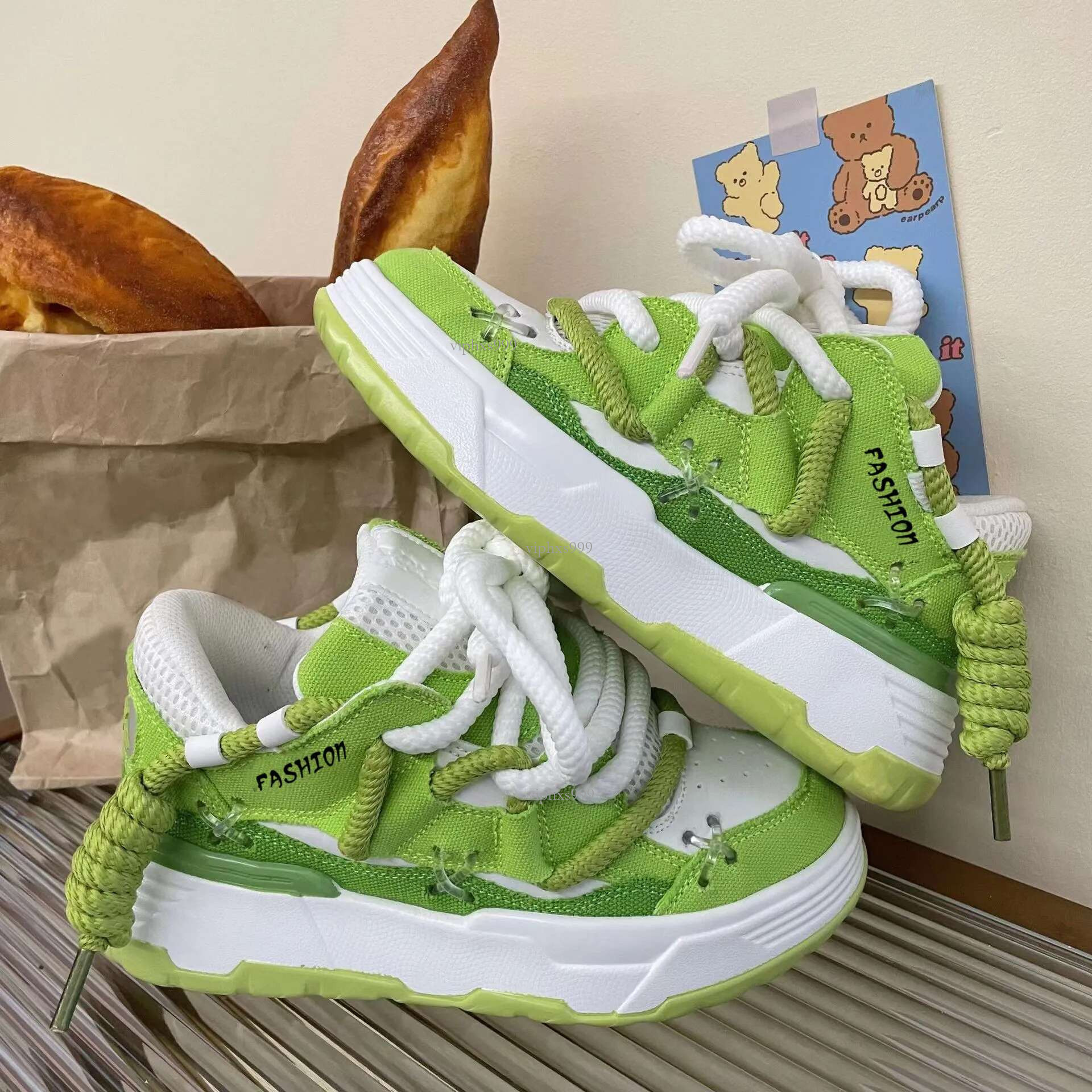 2025 New Designer Board Shoes Outdoor Casual Bread Sports Niche Fashion Women's Shoes Classic Running Men's Shoes
