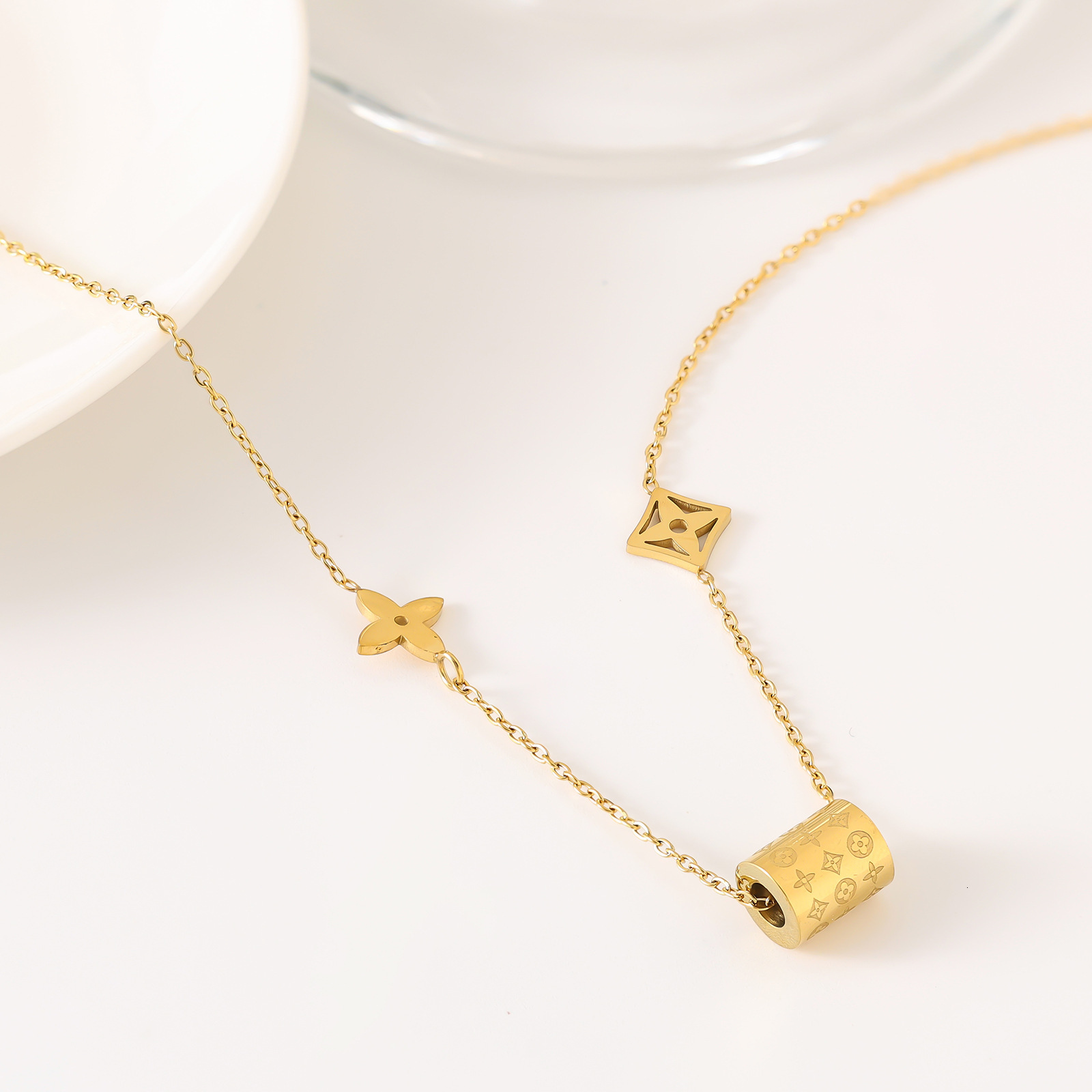 2025 New Luxury Designer Pendant Necklace Four-leaf Clover Petal Jewelry for Women