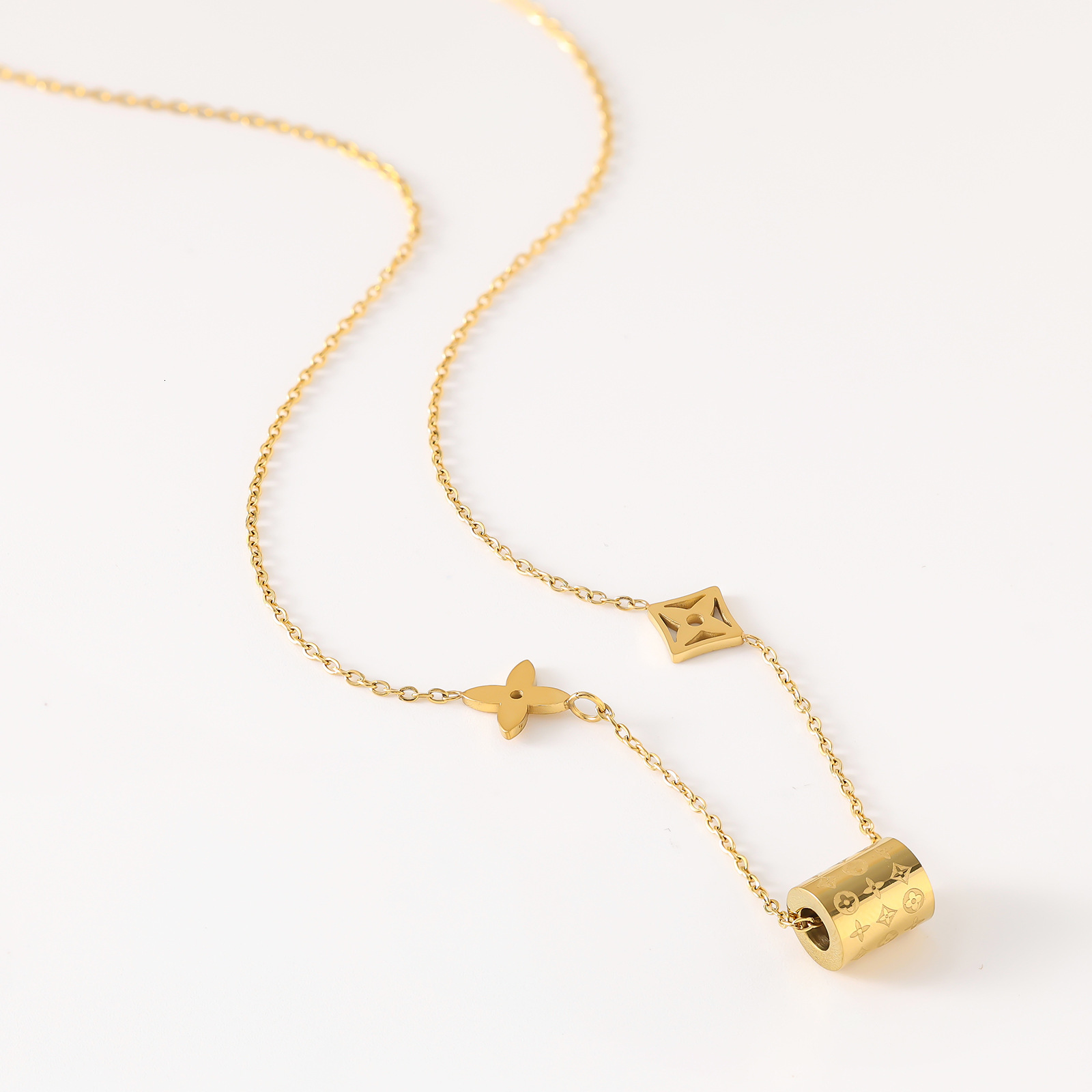 2025 New Luxury Designer Pendant Necklace Four-leaf Clover Petal Jewelry for Women