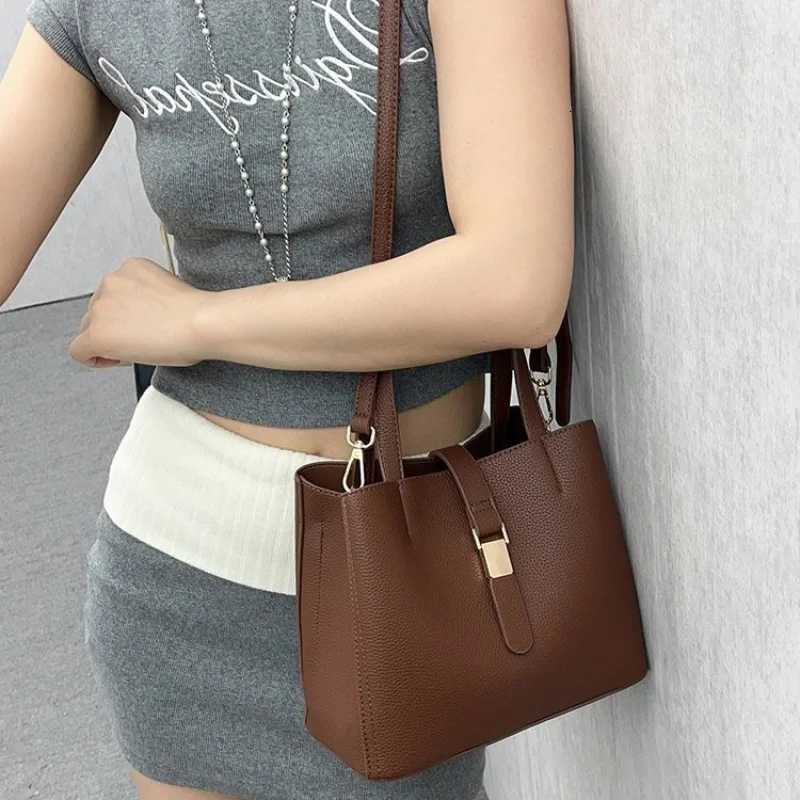 Popular Classic high-end Leather Womens Crossbody Bag FAshionable Elegant Daily Vintage Commuter BagW251112
