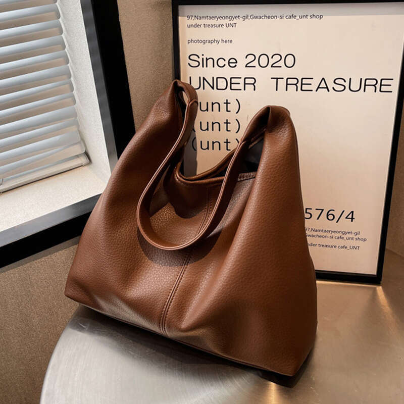 Single shoulder tote bag, large capacity Western style handbag, women's 2025 new fashionable and simple casual armpit bag