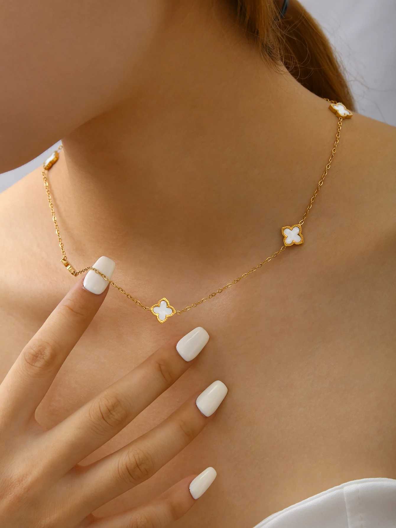 Luxury Korean Temperament Charm Stainless Steel 18K Gold-Plated White Mother-Of-Pearl Lucky Four-Leaf Clover Necklace For Women Y251112