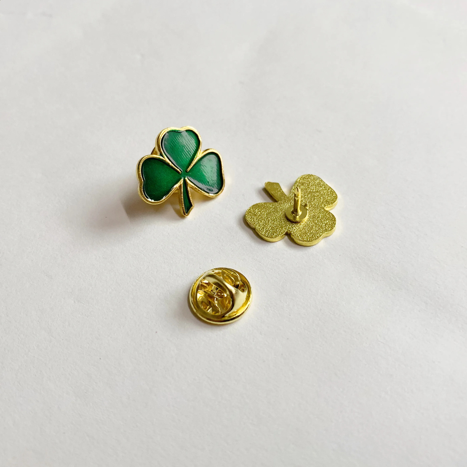 100 pieces/batch of St. Patricks Day Three Leaf Collar Battery Brooch Patricks Day favors Three Leaf Pins Gift Irish holiday gifts 250409
