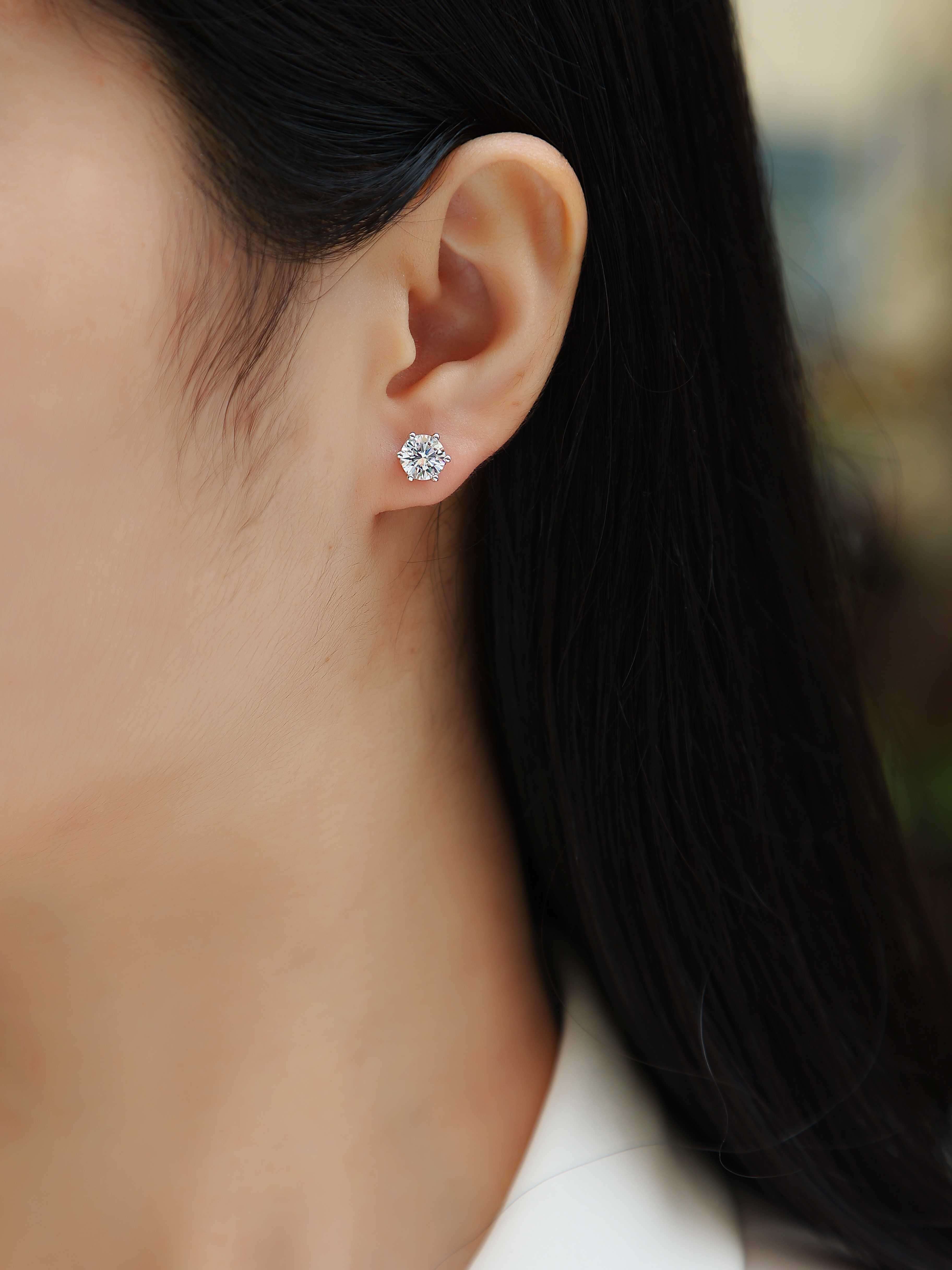Six Claw Moissanite Diamond Earrings 925 Sterling Silver Stud Earrings Elegant and Durable