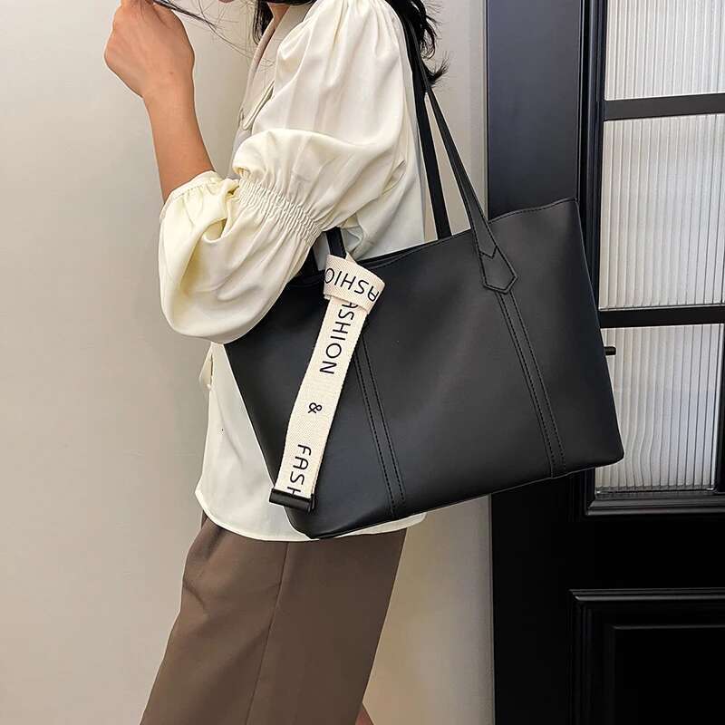 Women's New Summer Black Handbag Large Capacity Shoulder Niche Commuter Woman Tote Bag