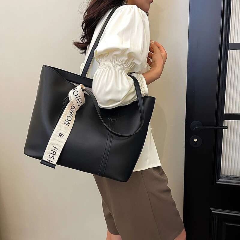 Women's New Summer Black Handbag Large Capacity Shoulder Niche Commuter Woman Tote Bag