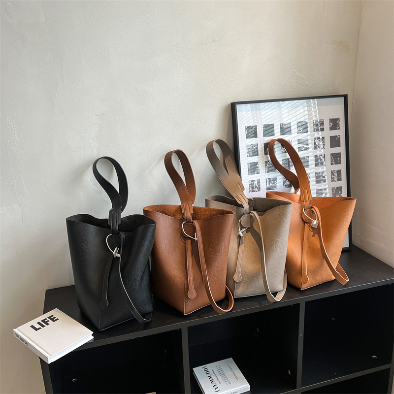 2025S Designer Women S Bag Solid Color Bucket For Women High End Sense Crossbody Single Shoulder Large Capacity This Year S Popular Commuting Tote Wom
