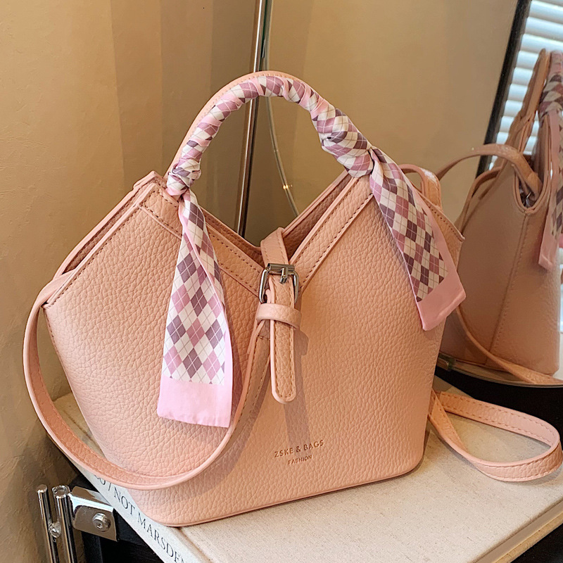 2025S Designer Women S Bag This Year S Popular Crossbody For Women Summer New Fashionable Texture Single Shoulder Niche Minimalist Tote Bucket Bag