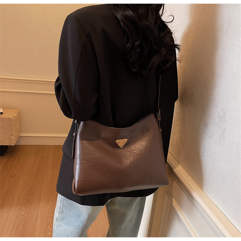free shipping designer bag for women ladioes 2025 new high end commuting fashionable versatile crossbody bag single shoulder armpit bag for daily outf
