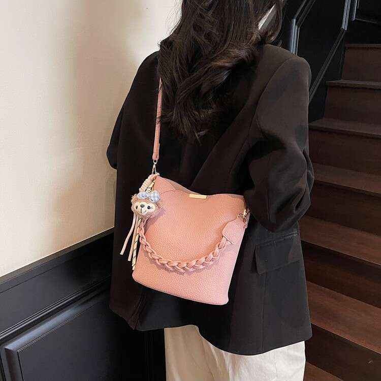 Small niche women's 2025 spring new high-end texture versatile crossbody bag, hand-held bucket bag